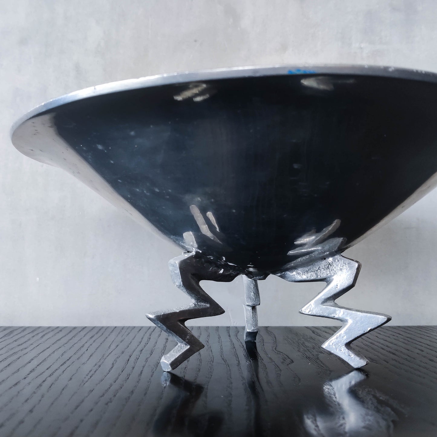 Cast aluminium 1980s zigzag footed post modern style sculptural centrepiece bowl