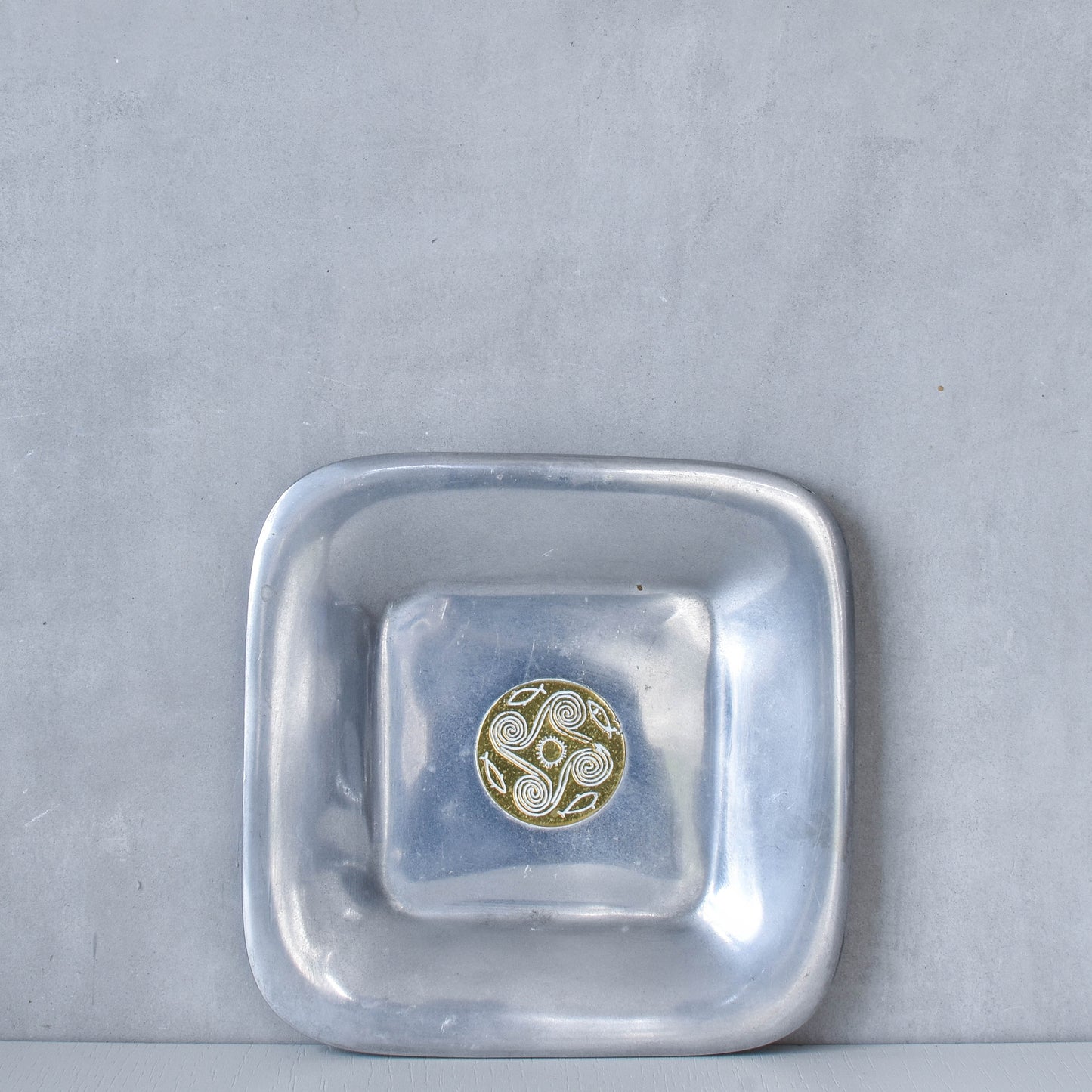 Vintage 1990s cast aluminium plate dish vide poche inlaid brass sun and fish motif
