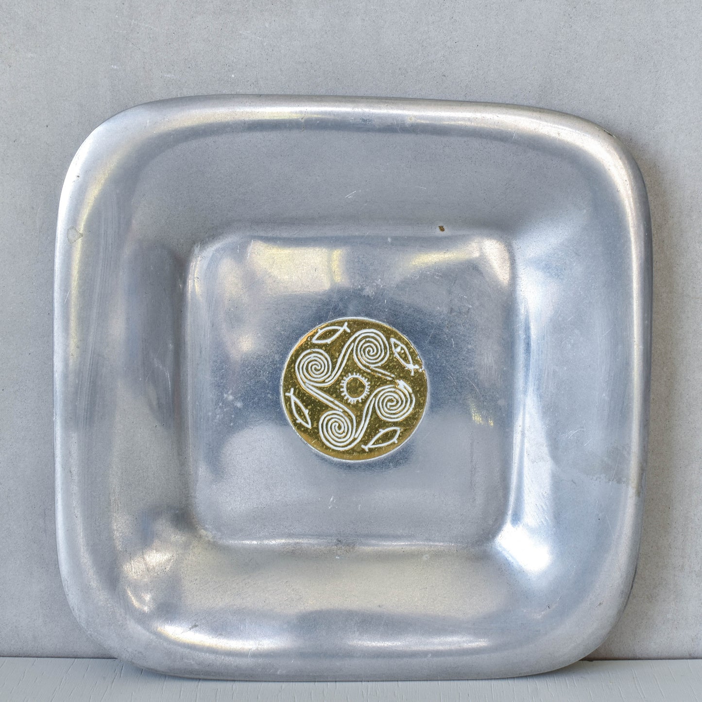 Vintage 1990s cast aluminium plate dish vide poche inlaid brass sun and fish motif
