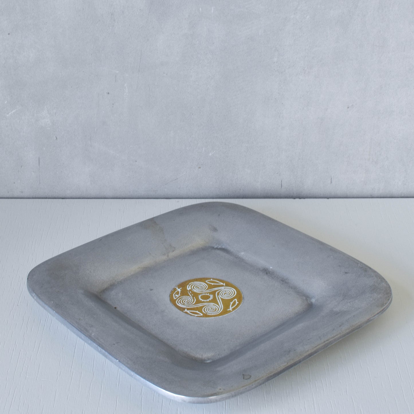Vintage 1990s cast aluminium plate dish vide poche inlaid brass sun and fish motif