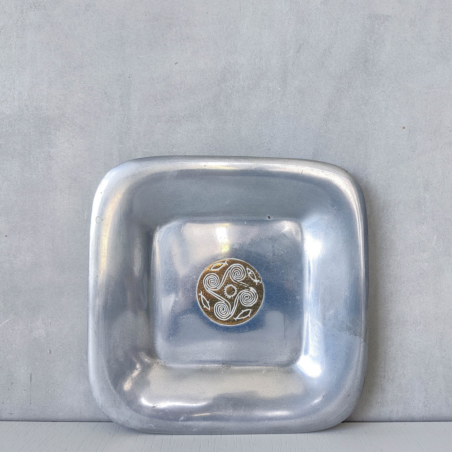 Vintage 1990s cast aluminium plate dish vide poche inlaid brass sun and fish motif