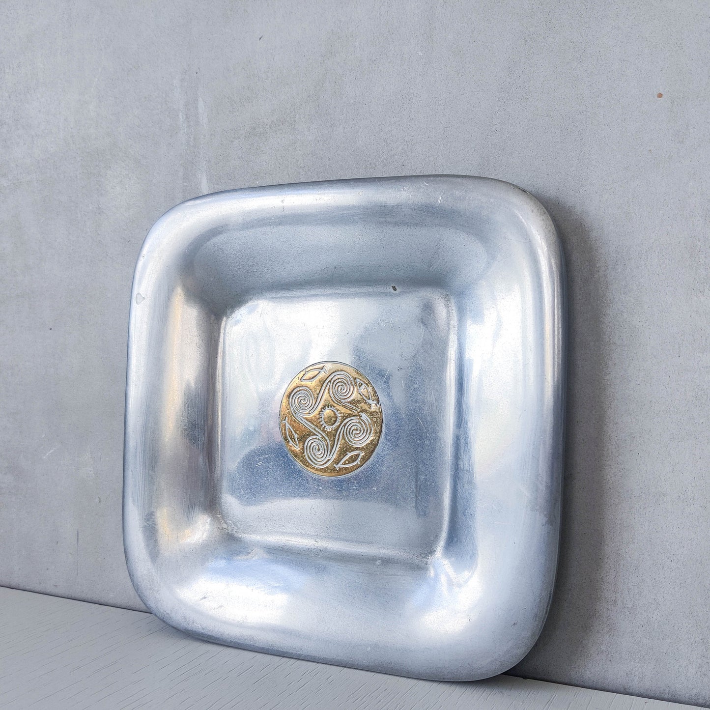 Vintage 1990s cast aluminium plate dish vide poche inlaid brass sun and fish motif