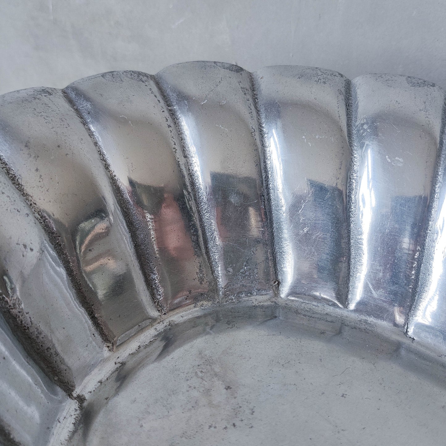 Vintage hand cast aluminium sculptural serving fruit bowl centrepiece scalloped