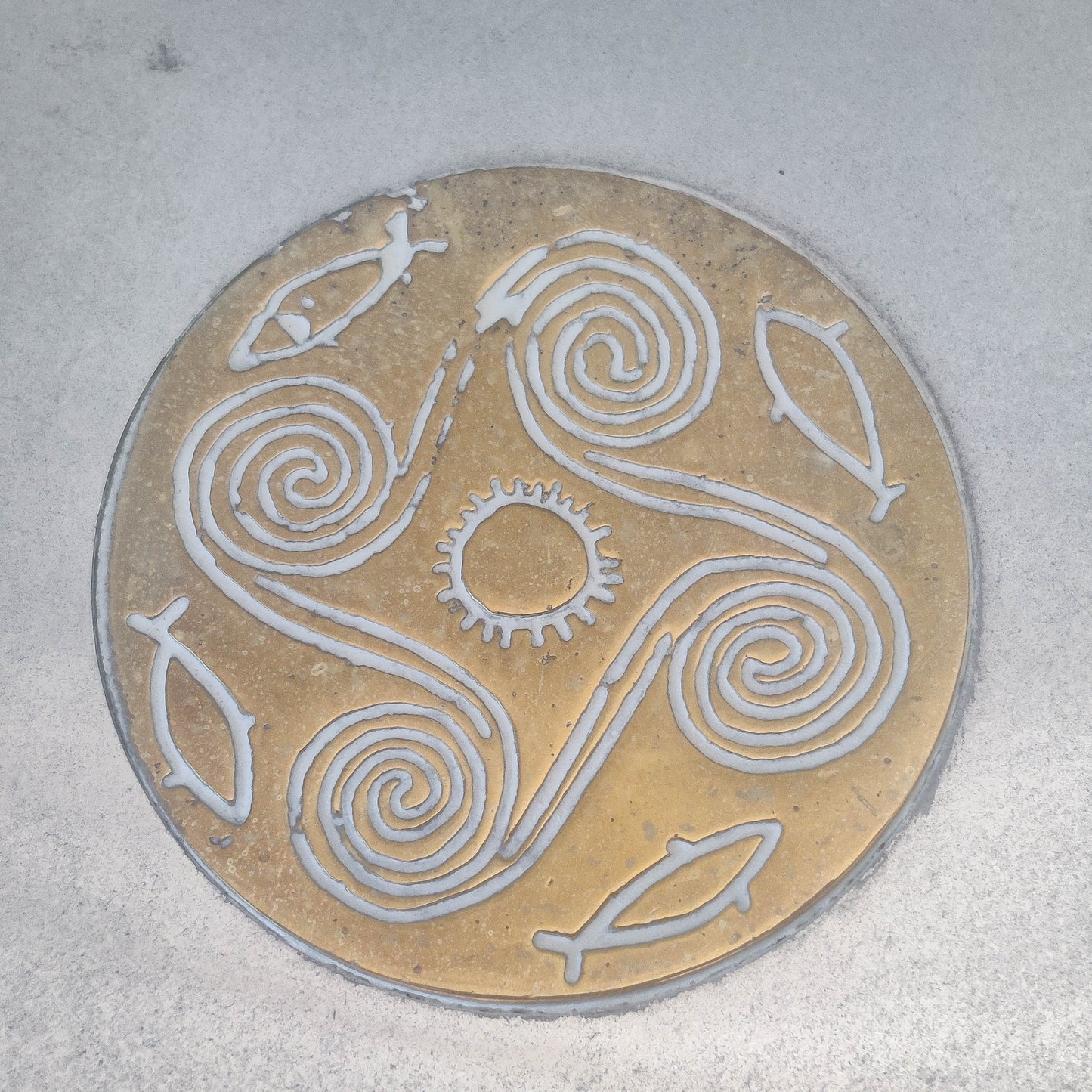 Vintage 1990s cast aluminium plate dish vide poche inlaid brass sun and fish motif