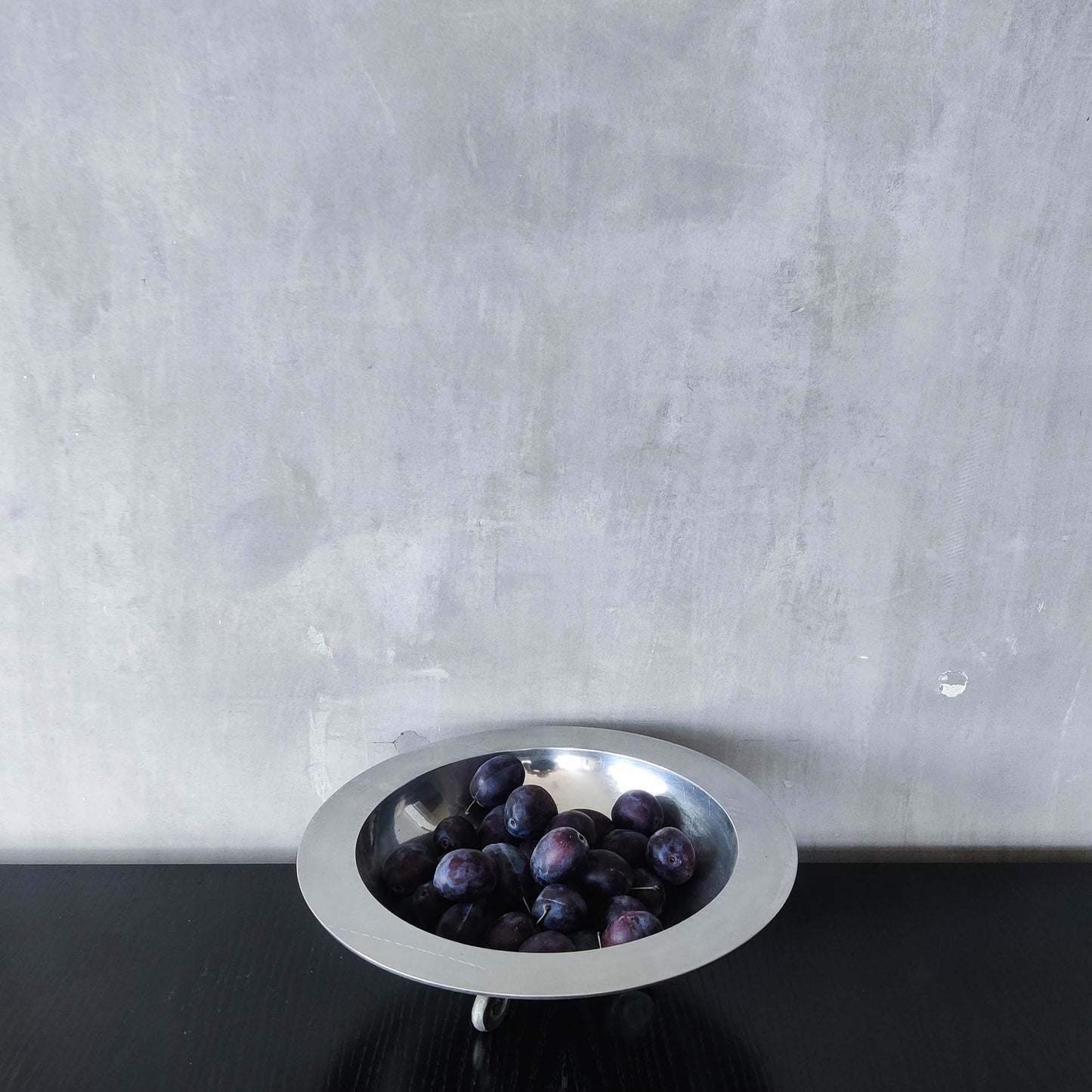 Vintage cast aluminium silver fruit bowl centerpiece with spiral feet footed