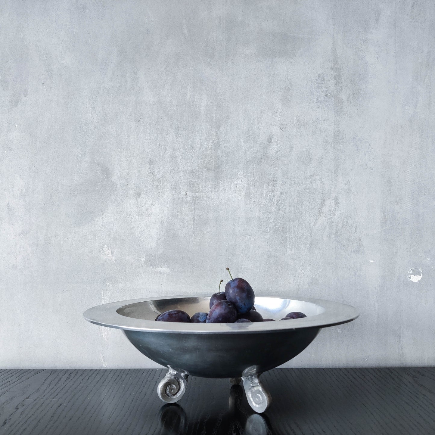 Vintage cast aluminium silver fruit bowl centerpiece with spiral feet footed