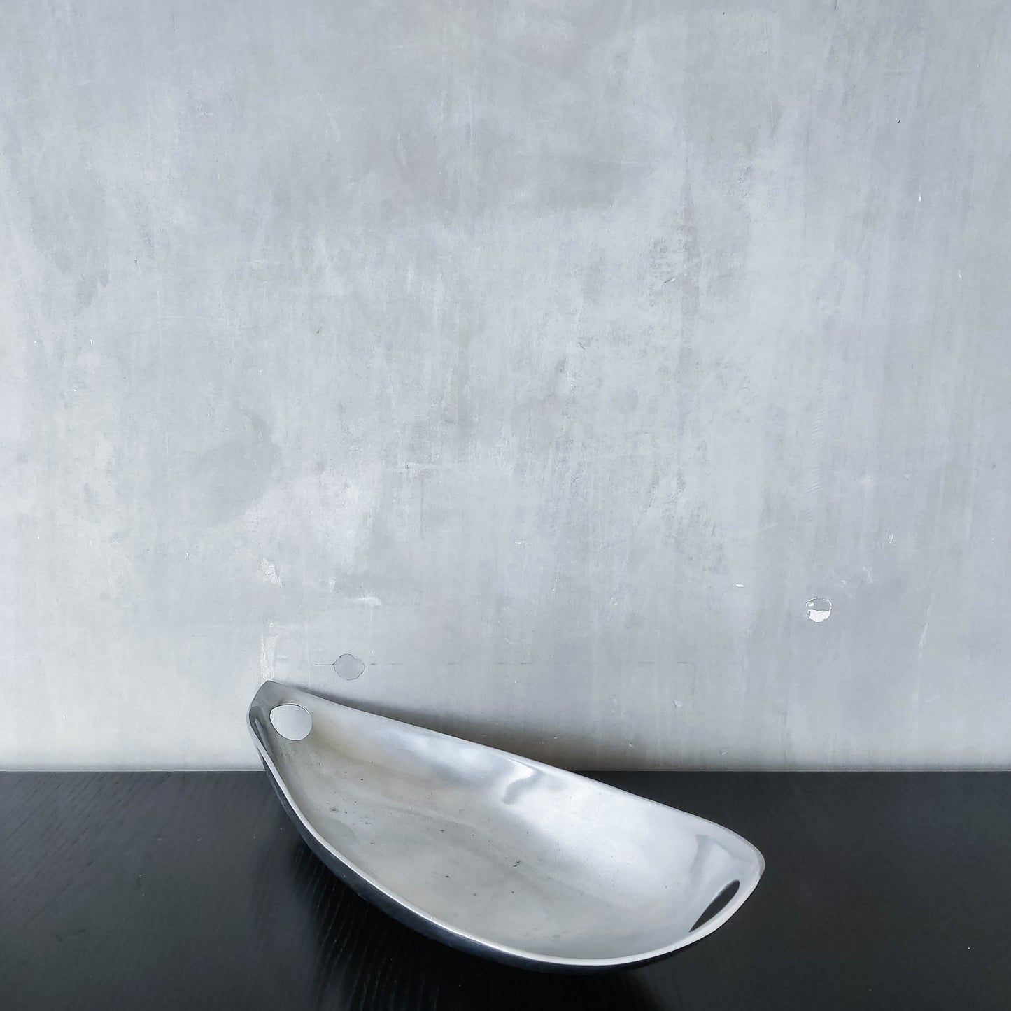 Cast aluminium vintage sculptural silver fruit bowl centerpiece wavy edged with handles