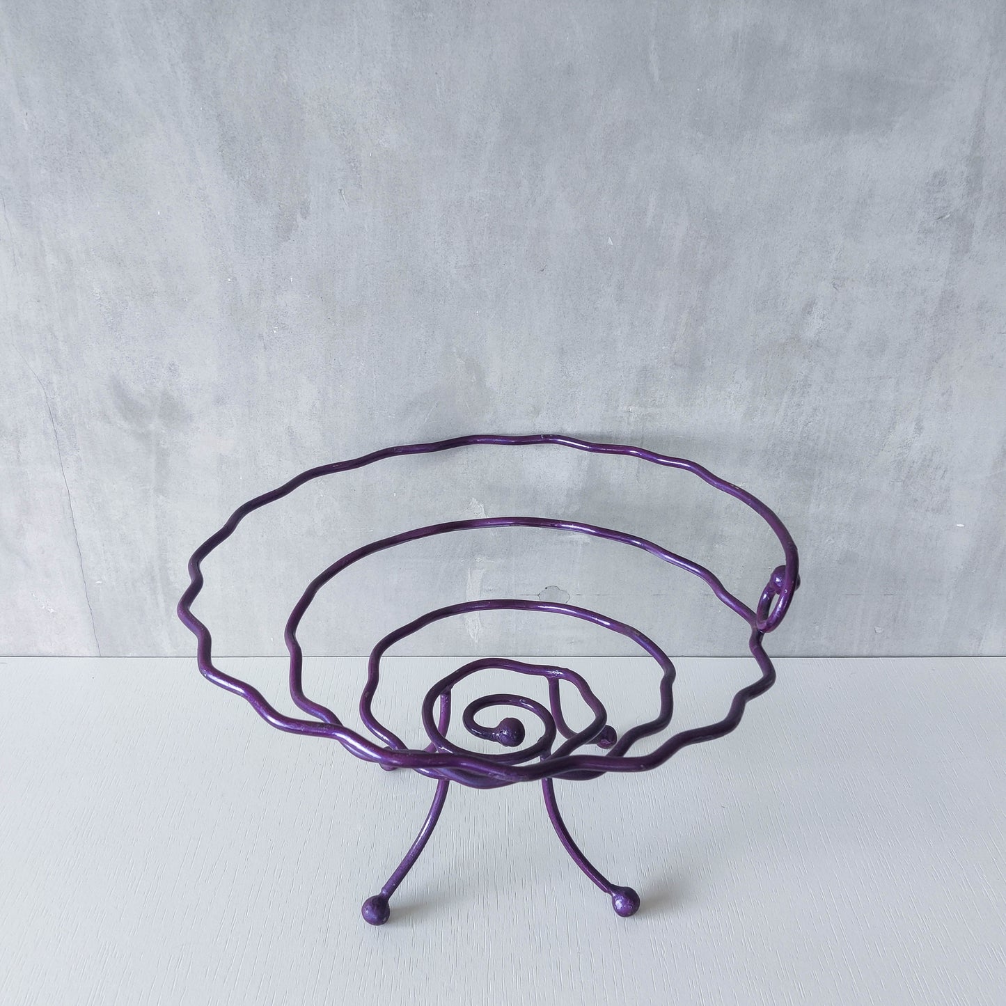 Vintage 90s artist made sculptural metal wavy spiral footed centerpiece bowl