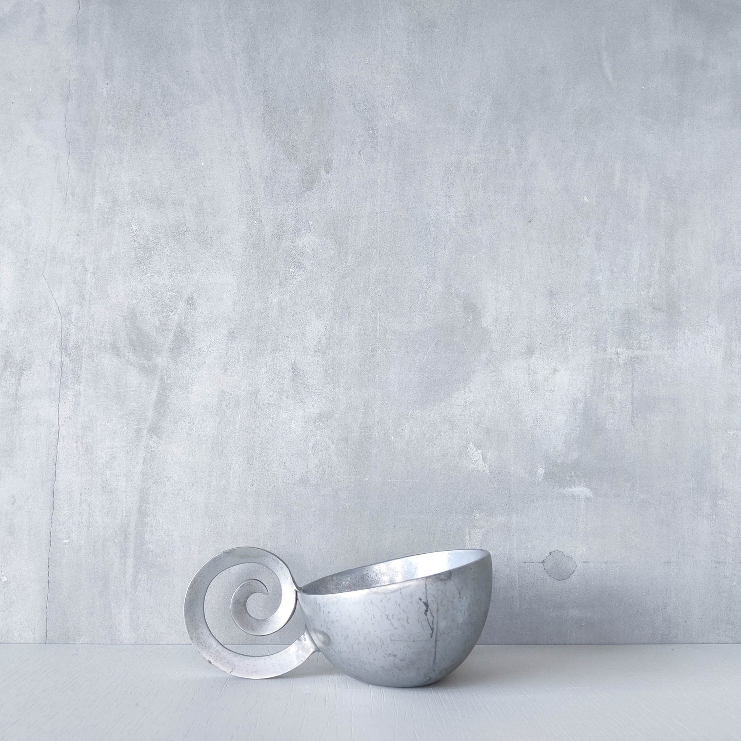 Vintage handmade cast aluminium silver metal bowl vide poche with spiral handle