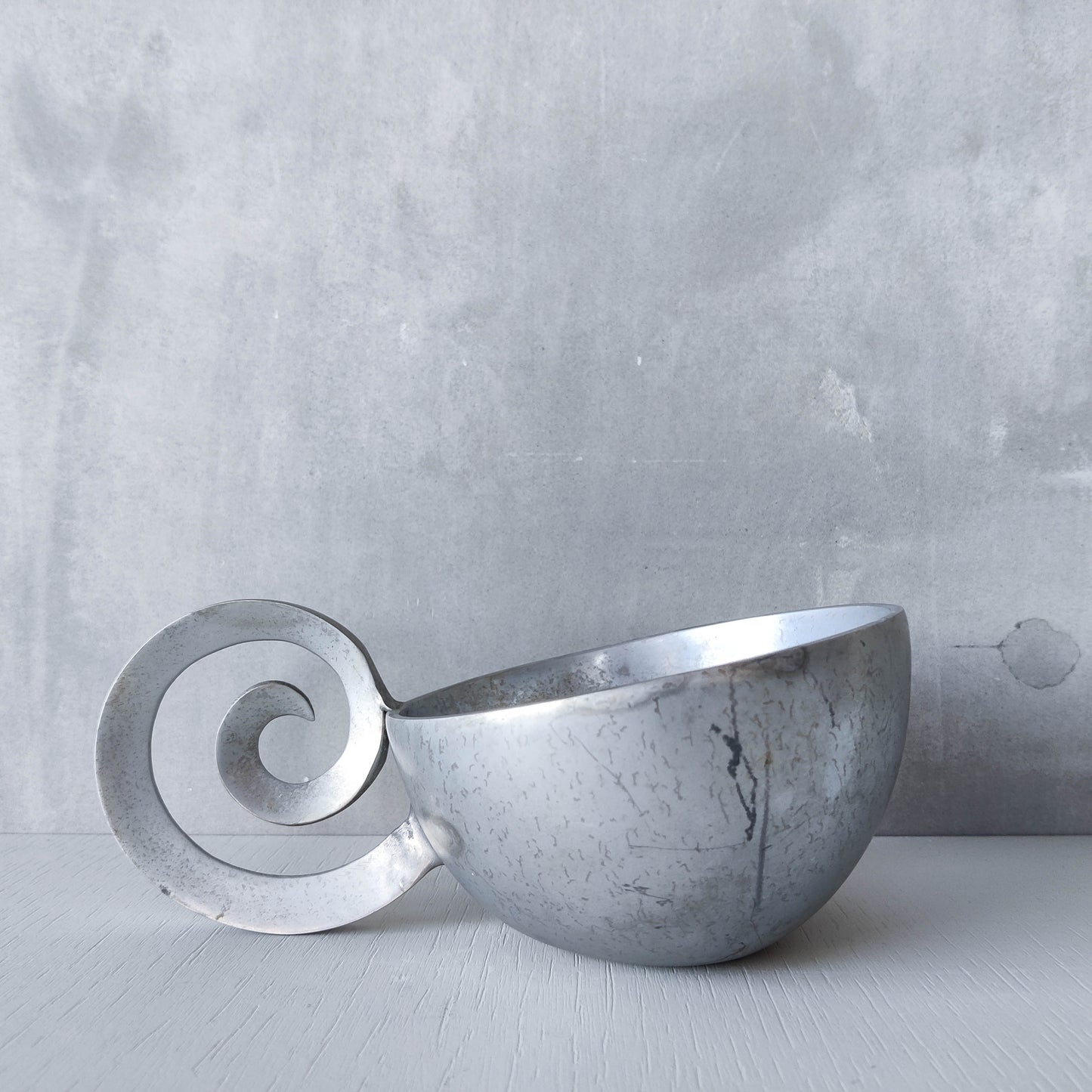 Vintage handmade cast aluminium silver metal bowl vide poche with spiral handle