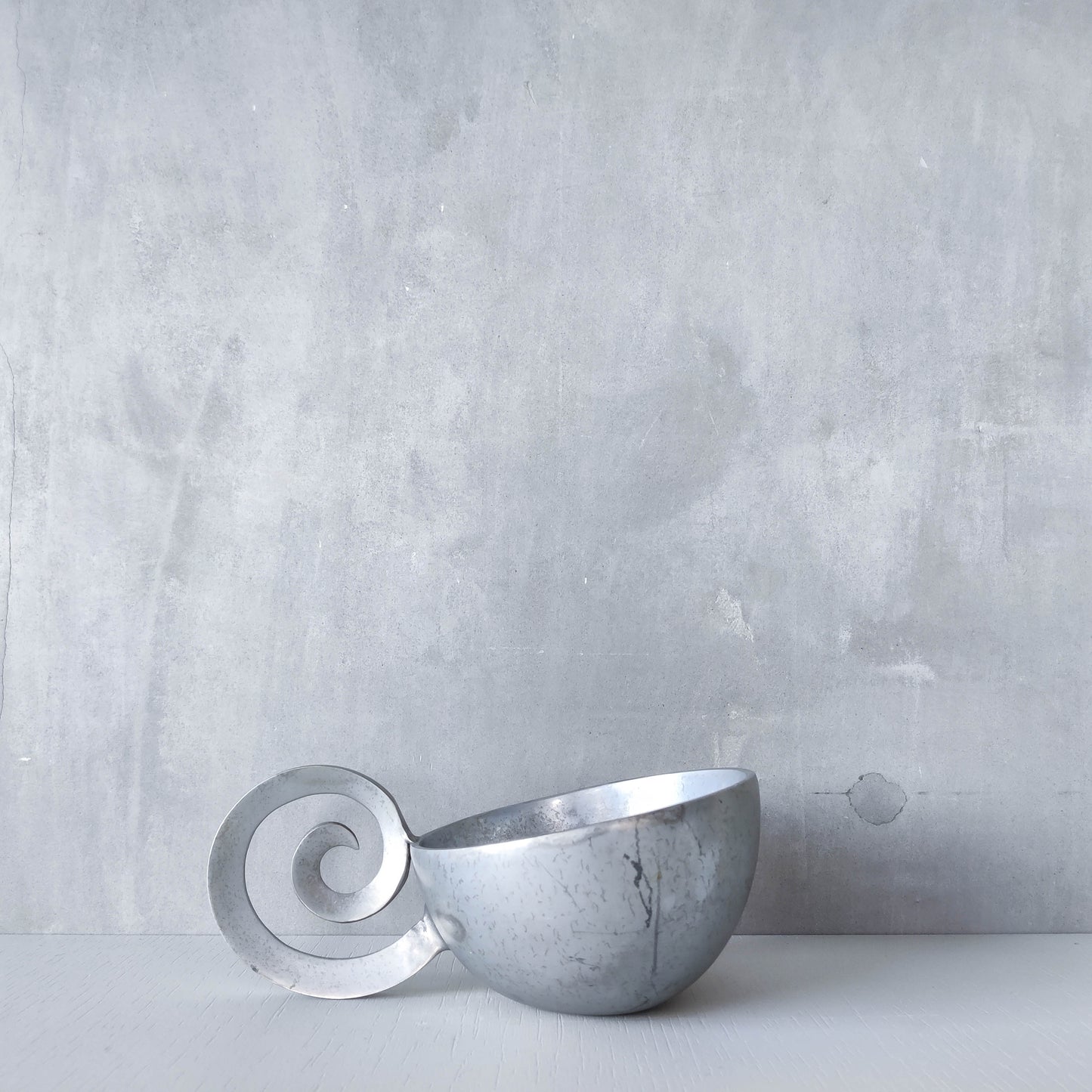 Vintage handmade cast aluminium silver metal bowl vide poche with spiral handle