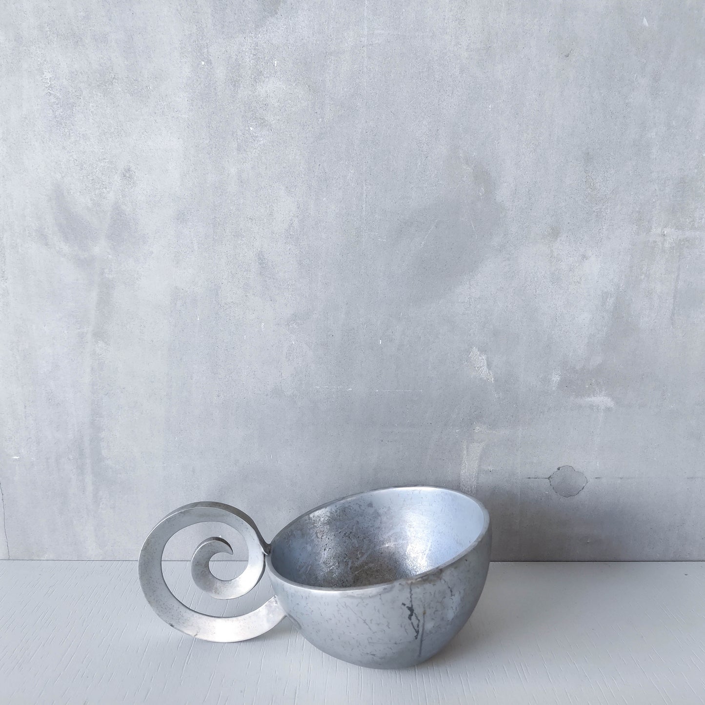 Vintage handmade cast aluminium silver metal bowl vide poche with spiral handle