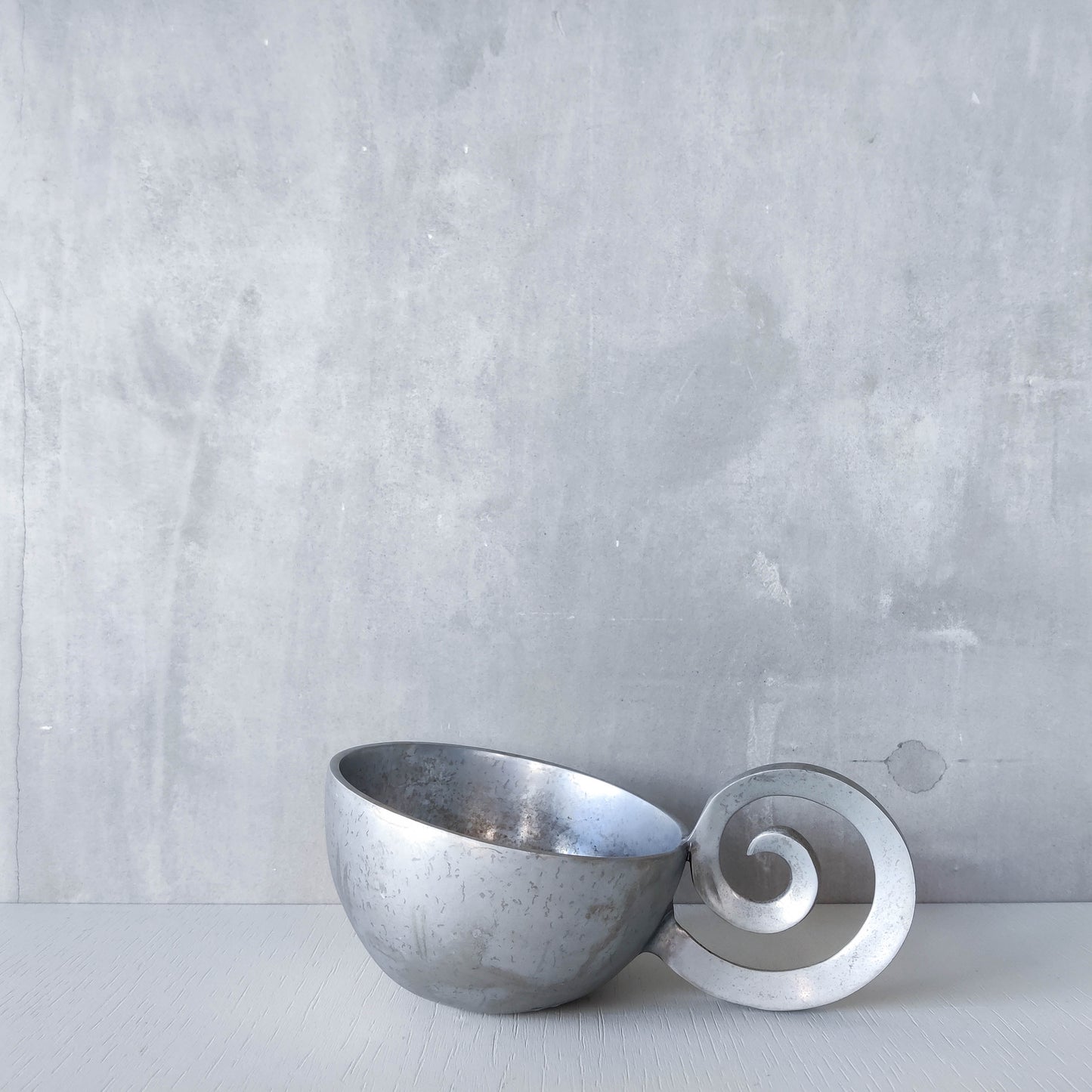 Vintage handmade cast aluminium silver metal bowl vide poche with spiral handle