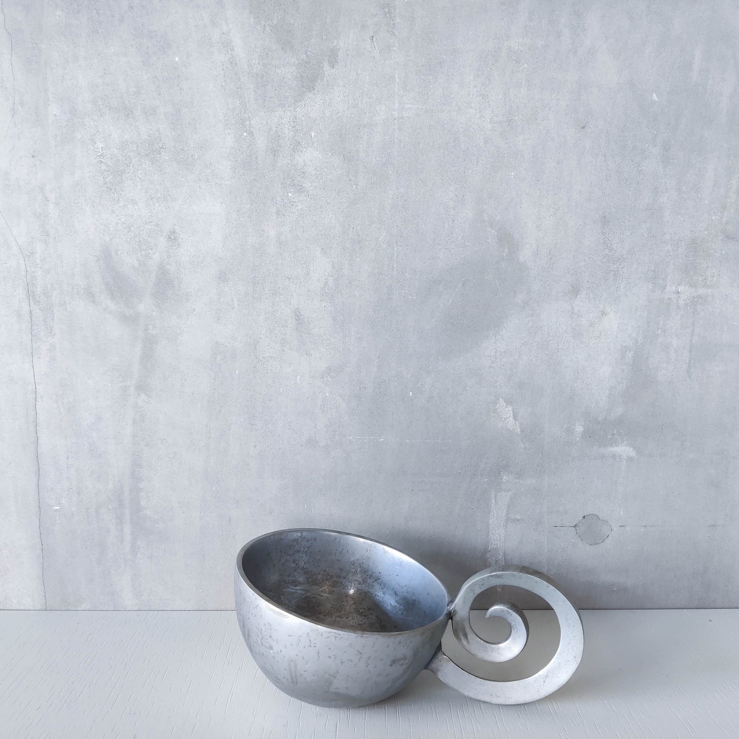 Vintage handmade cast aluminium silver metal bowl vide poche with spiral handle