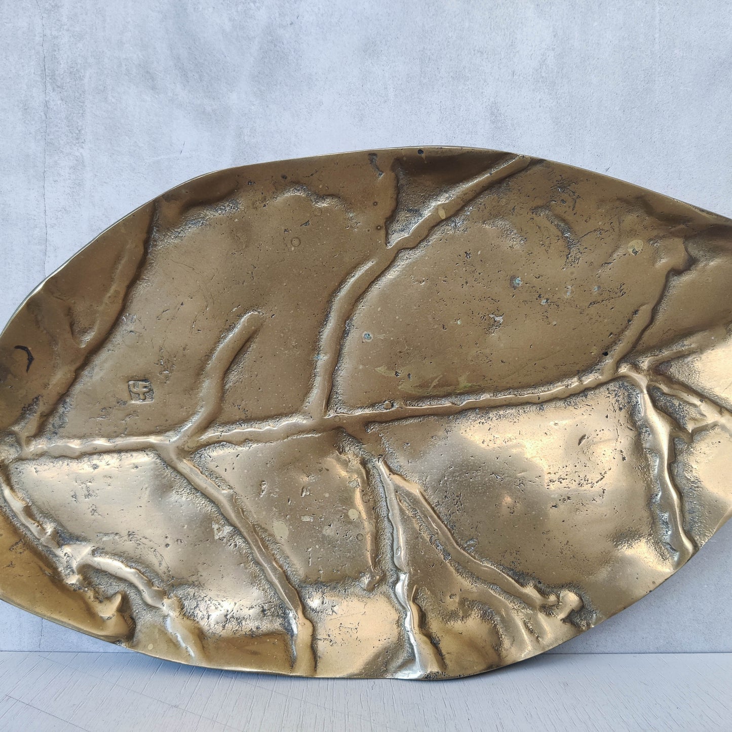 A David Marshall 1980s brutalist sand cast brass large sculptural leaf centrepiece