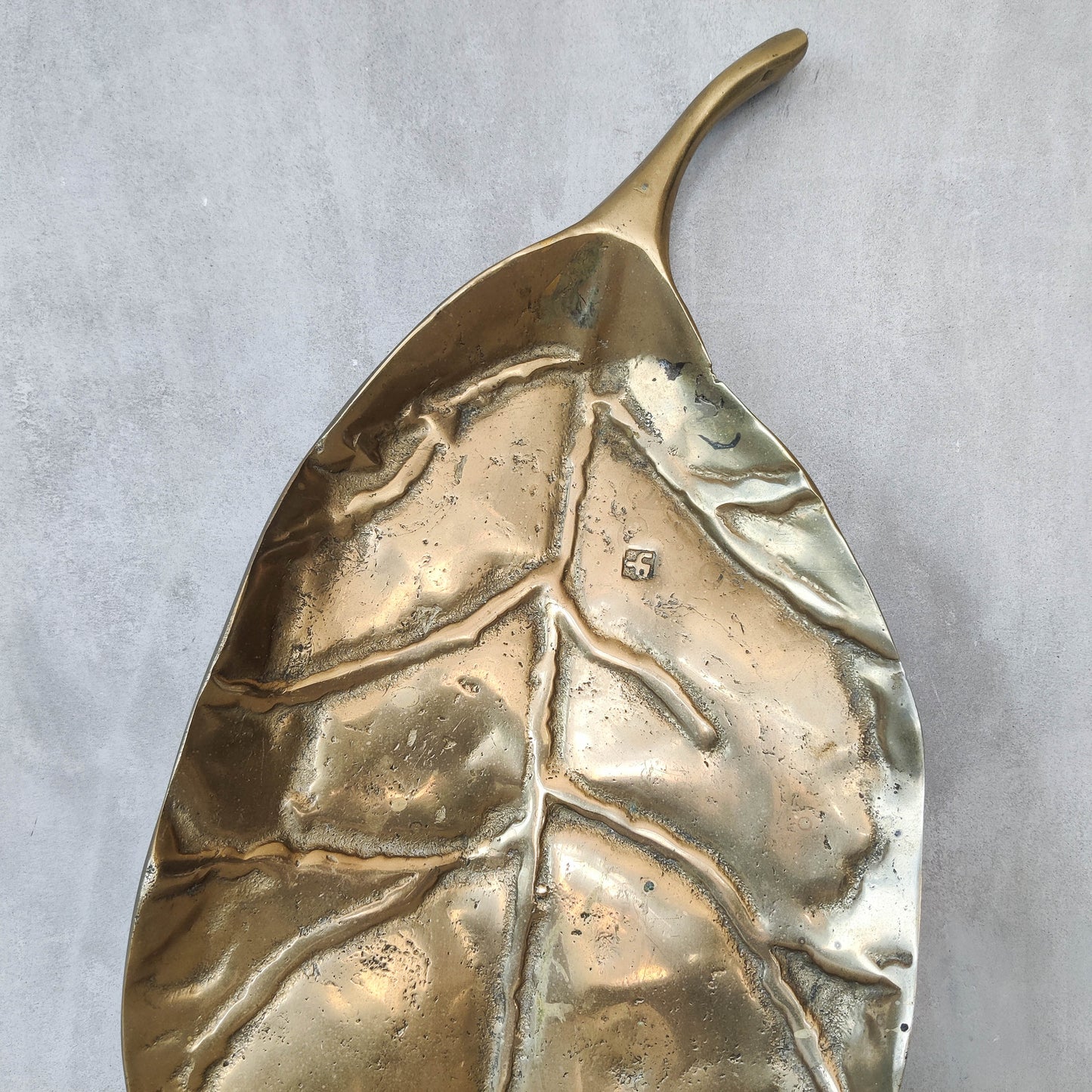 A David Marshall 1980s brutalist sand cast brass large sculptural leaf centrepiece