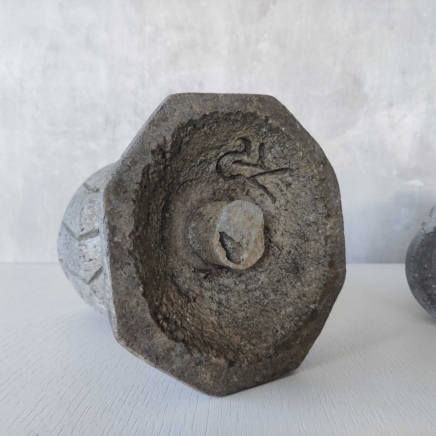 Cast aluminium urns