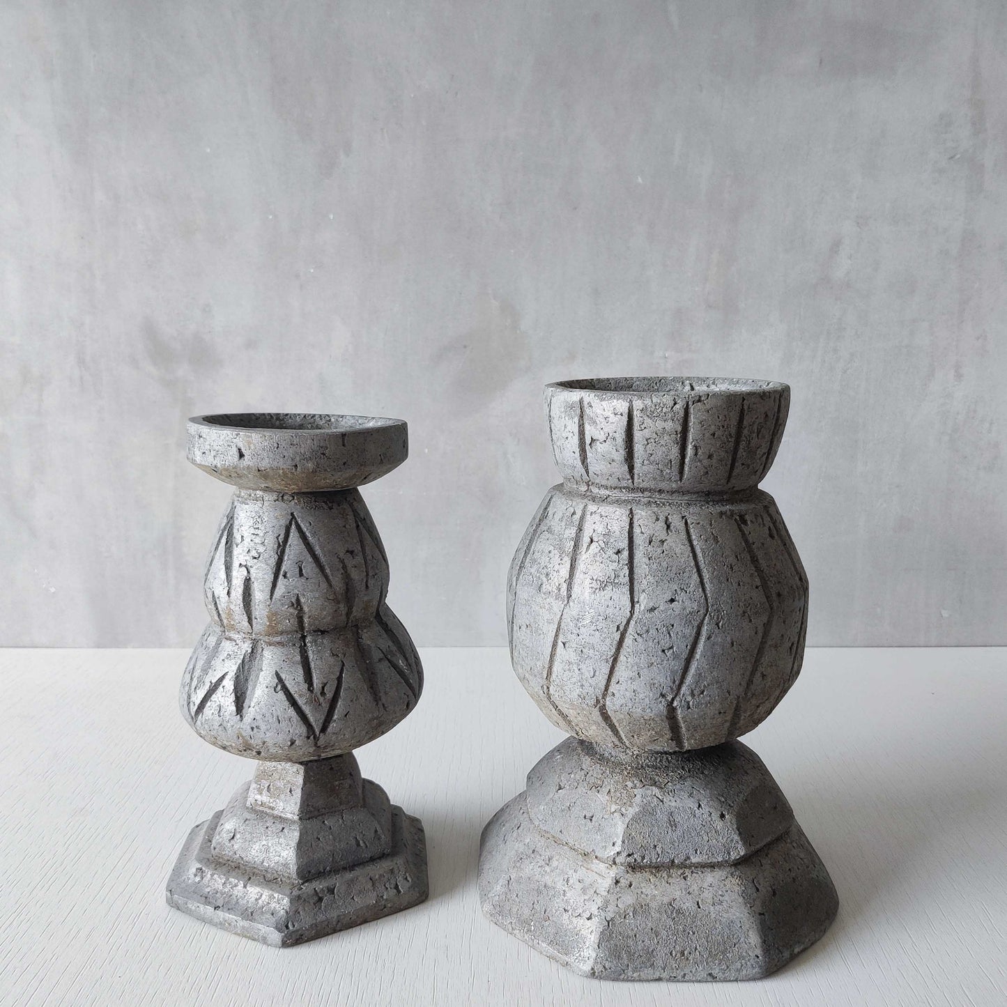 Cast aluminium urns