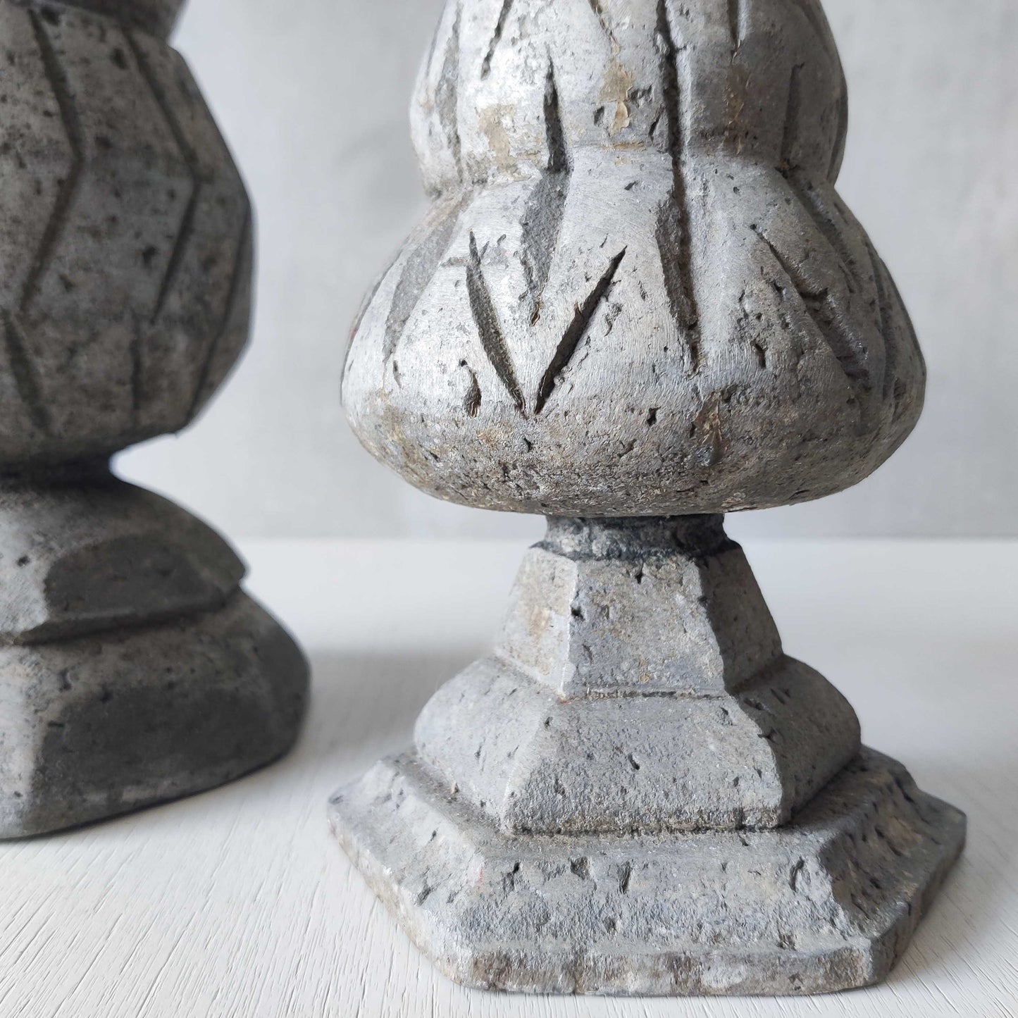 Cast aluminium urns