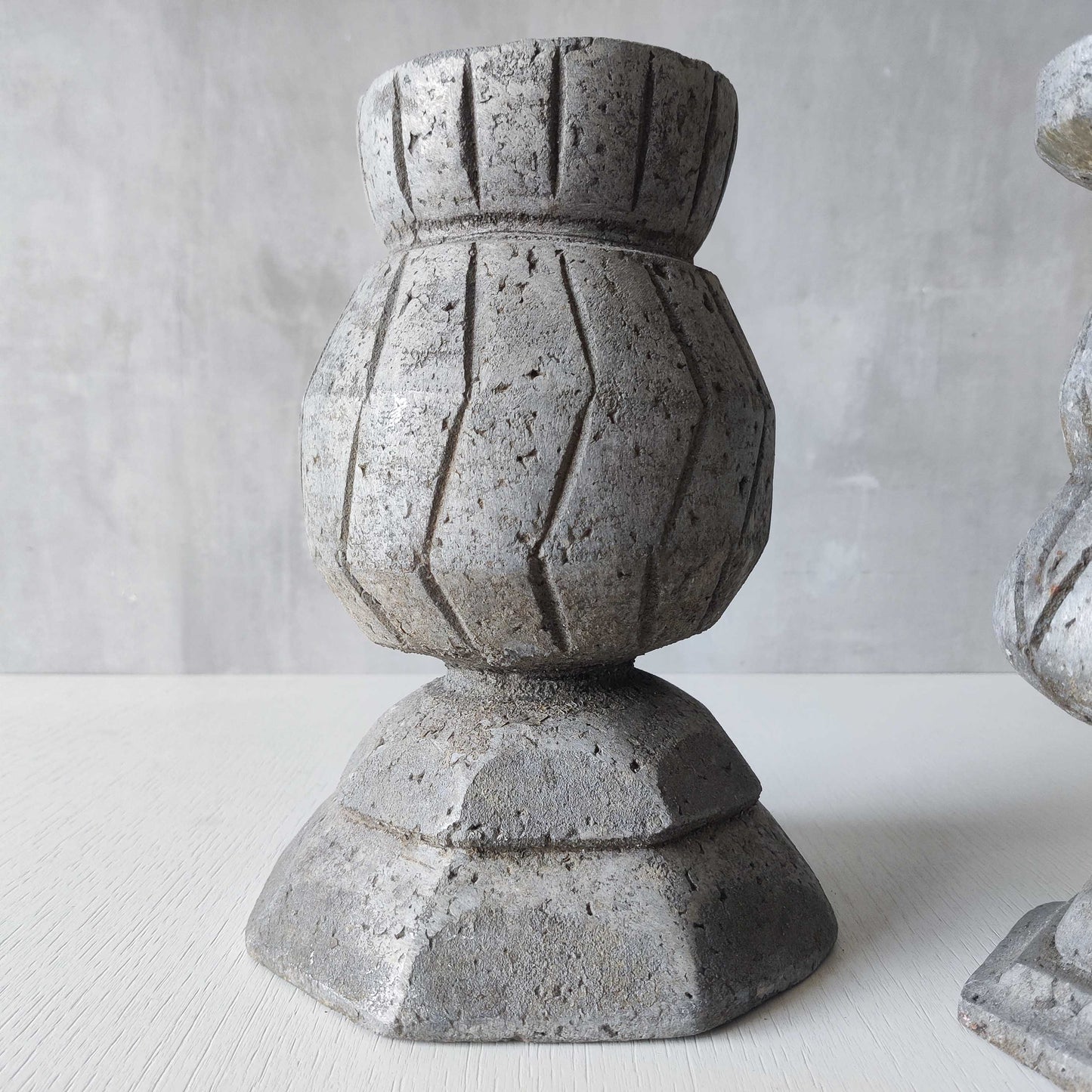 Cast aluminium urns