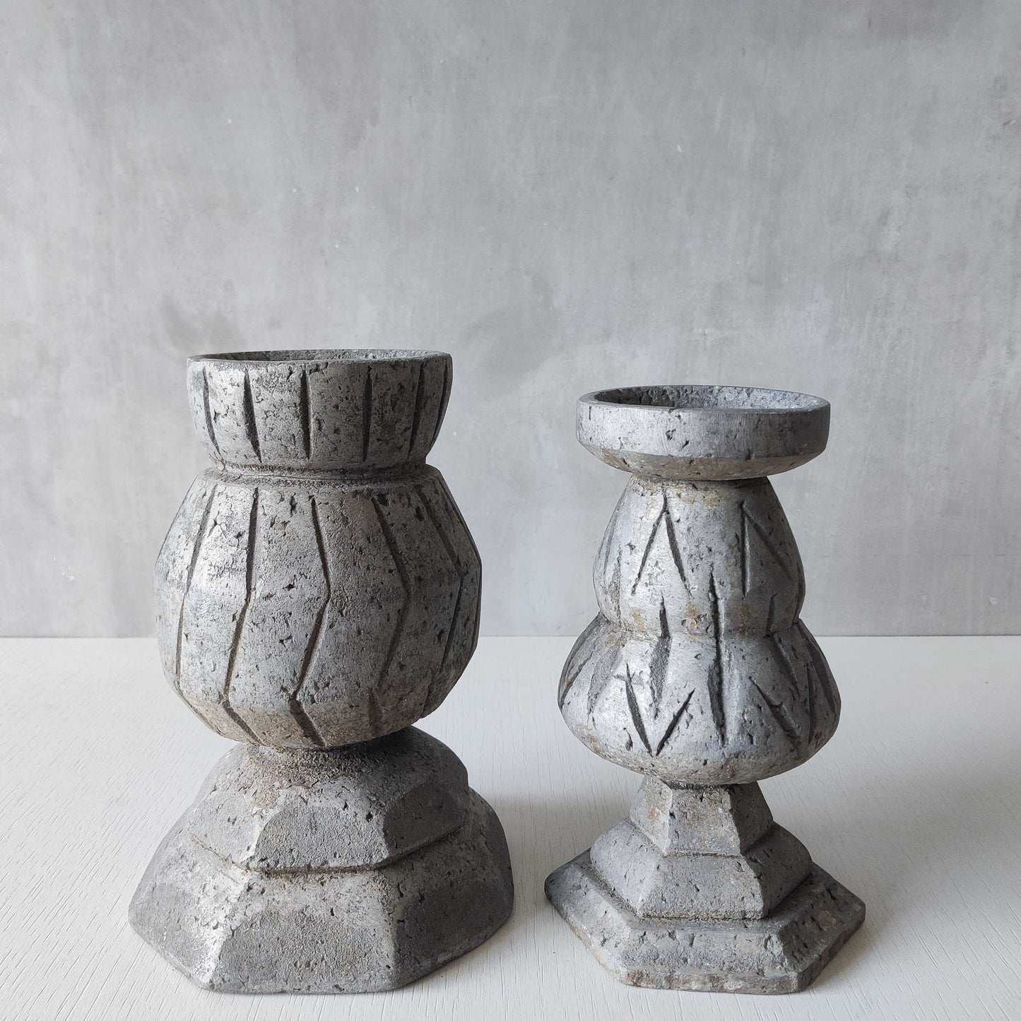 Cast aluminium urns