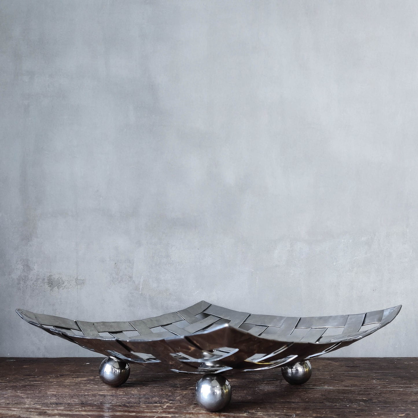 Vintage 00s sculptural metal lattice woven fruit bowl centrepiece with ball feet