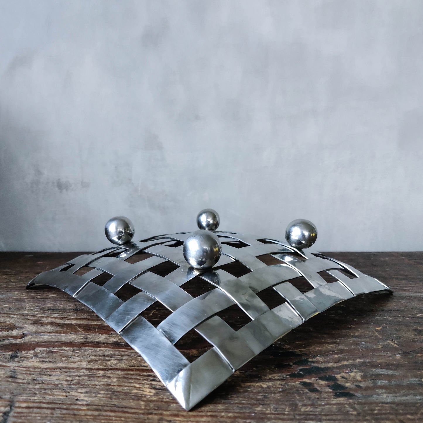 Vintage 00s sculptural metal lattice woven fruit bowl centrepiece with ball feet